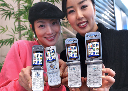 ?Standard UI? menu is shown by using handsets made by other manufacturers and LG Electronics?s model LG-SD810SU, the first cellular handset that applies Standard UI.